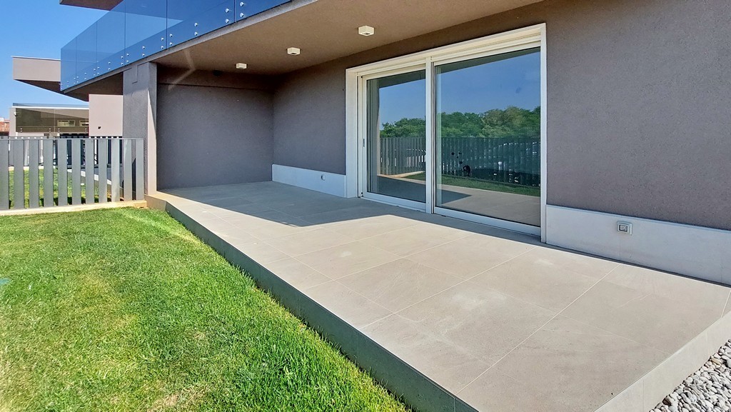 Poreč-Parenzo - nuovo appartamento di 74 m2 al piano terra con giardino